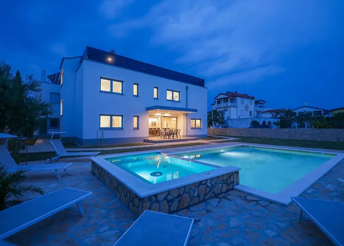 Luxury Eight Bedroom With Swimming Pool And Jacuzzi 100 Meters From The Sea فيلة *