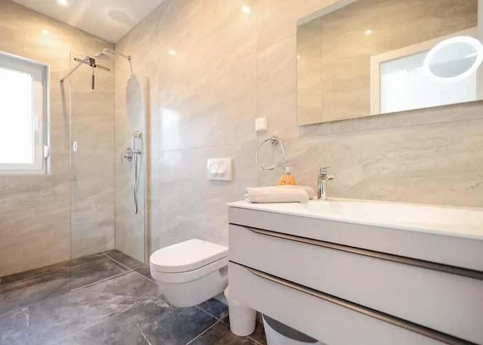 Luxury Eight Bedroom With Swimming Pool And Jacuzzi 100 Meters From The Sea