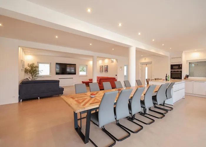 Luxury Eight Bedroom With Swimming Pool And Jacuzzi 100 Meters From The Sea فيلة *
