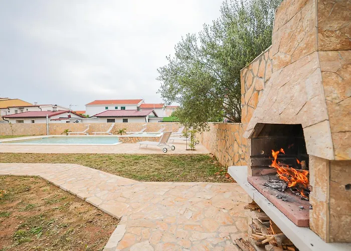 Luxury Eight Bedroom With Swimming Pool And Jacuzzi 100 Meters From The Sea *