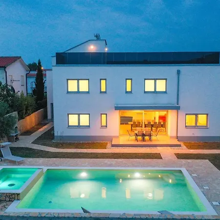 Luxury Eight Bedroom With Swimming Pool And Jacuzzi 100 Meters From The Sea Villa