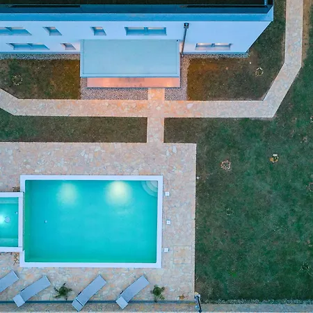 Luxury Eight Bedroom With Swimming Pool And Jacuzzi 100 Meters From The Sea Willa
