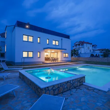 Luxury Eight Bedroom With Swimming Pool And Jacuzzi 100 Meters From The Sea Villa *