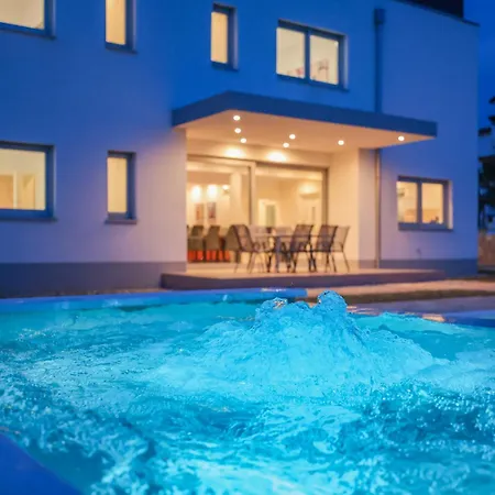Luxury Eight Bedroom With Swimming Pool And Jacuzzi 100 Meters From The Sea *