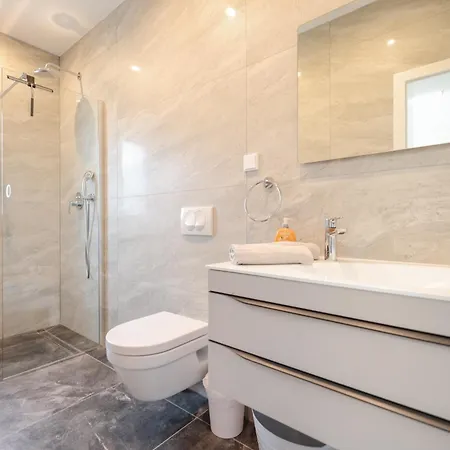 Luxury Eight Bedroom With Swimming Pool And Jacuzzi 100 Meters From The Sea