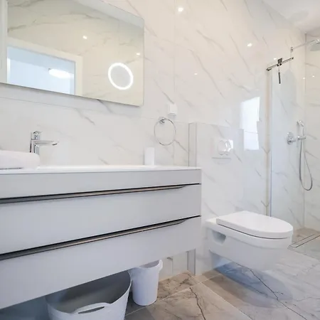 Luxury Eight Bedroom With Swimming Pool And Jacuzzi 100 Meters From The Sea Willa