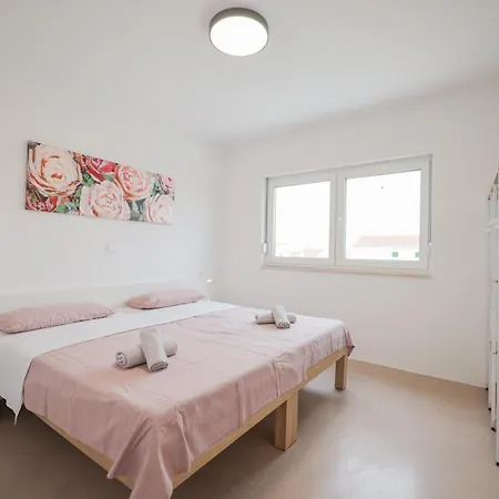 Willa Luxury Eight Bedroom With Swimming Pool And Jacuzzi 100 Meters From The Sea Vir