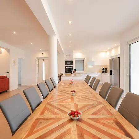 Willa Luxury Eight Bedroom With Swimming Pool And Jacuzzi 100 Meters From The Sea Vir