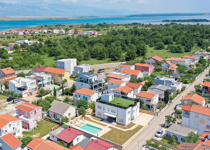 Villa Luxury Eight Bedroom With Swimming Pool And Jacuzzi 100 Meters From The Sea