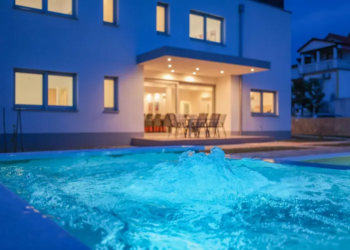 Luxury Eight Bedroom With Swimming Pool And Jacuzzi 100 Meters From The Sea *